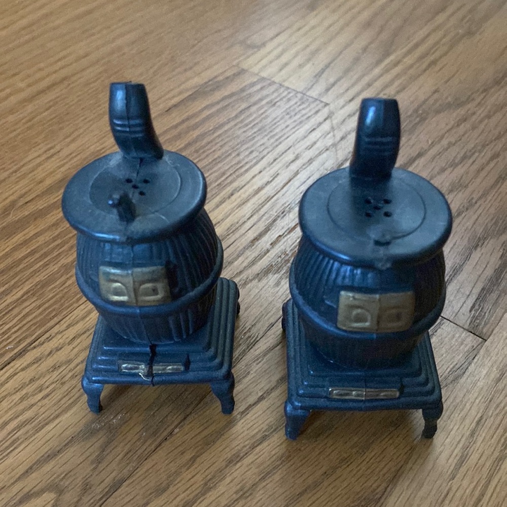 Antique vintage salt and pepper shaker. Excellent condition.